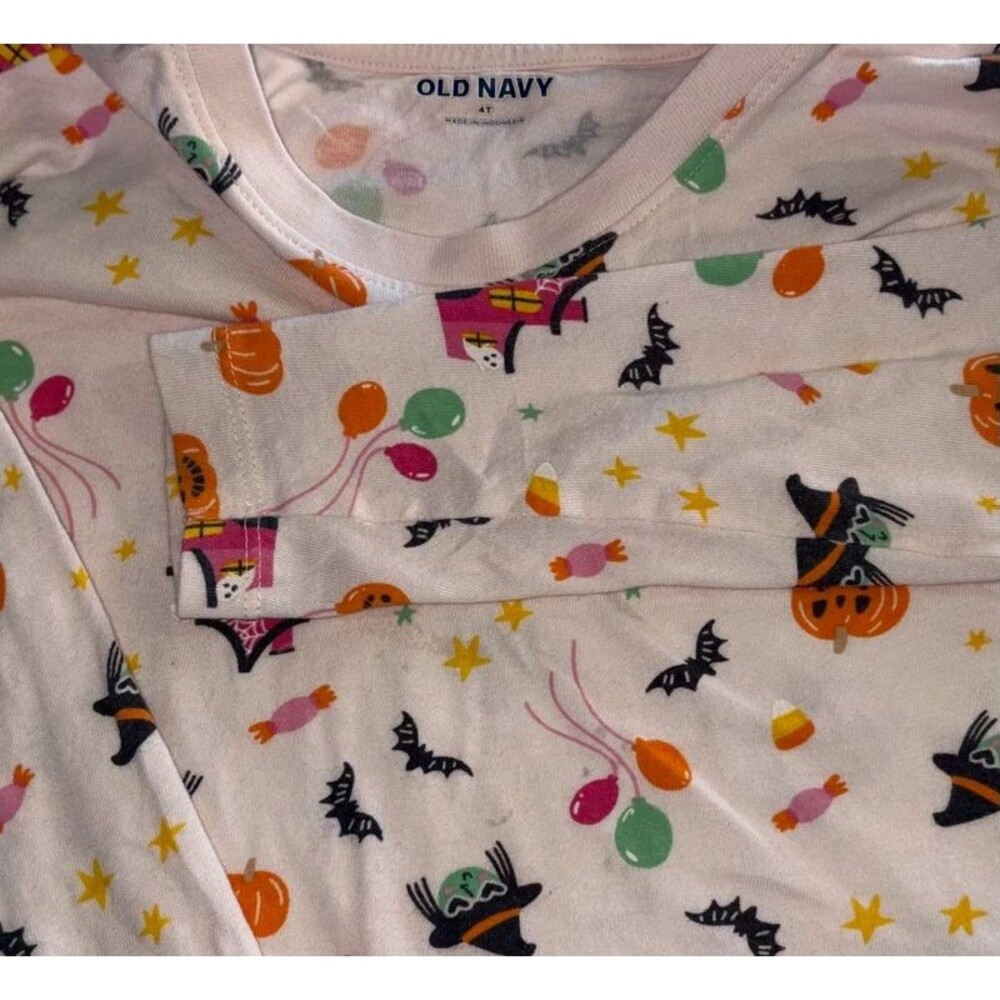 Old Navy girls Halloween pajama set with pumpkins, candy corn, witches Size 4T